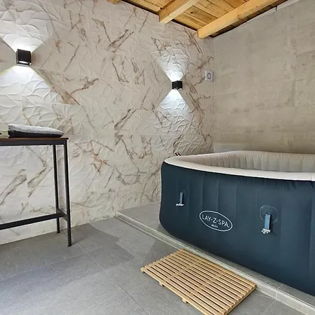 Meraki - With Hot Tub Apartman